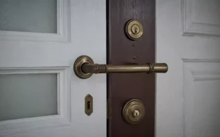 Bezpieczeństwo drzwi zewnętrznych: zamki, wkładki i systemy antywłamaniowe